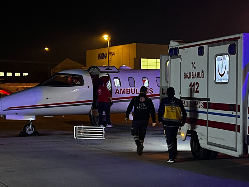 ambulans-ucakla-turkiyeye-getirildiler-hastalardan-birinin-durumu-kritik-002.jpg