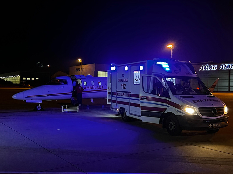 ambulans-ucakla-turkiyeye-getirildiler-hastalardan-birinin-durumu-kritik-003.jpg