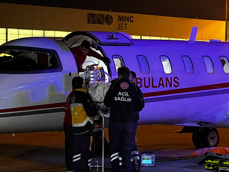 ambulans-ucakla-turkiyeye-getirildiler-hastalardan-birinin-durumu-kritik.jpg