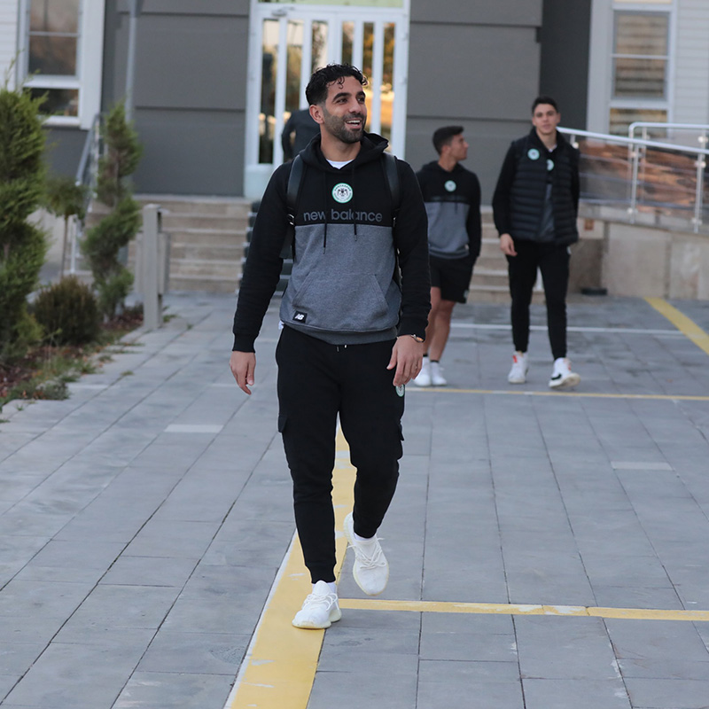dunya-kupasi-dolayisiyla-verilecek-ara-oncesi-son-macini-pazar-gunu-deplasmanda-kayserisporla-oynayacak-konyaspor-hazirliklarinin-konya-bolumunu-tamamladi-aksam-saatlerinde-yola-cikan-kafilenin-oldukca-neseli-oldugu-goruldu-014.jpg