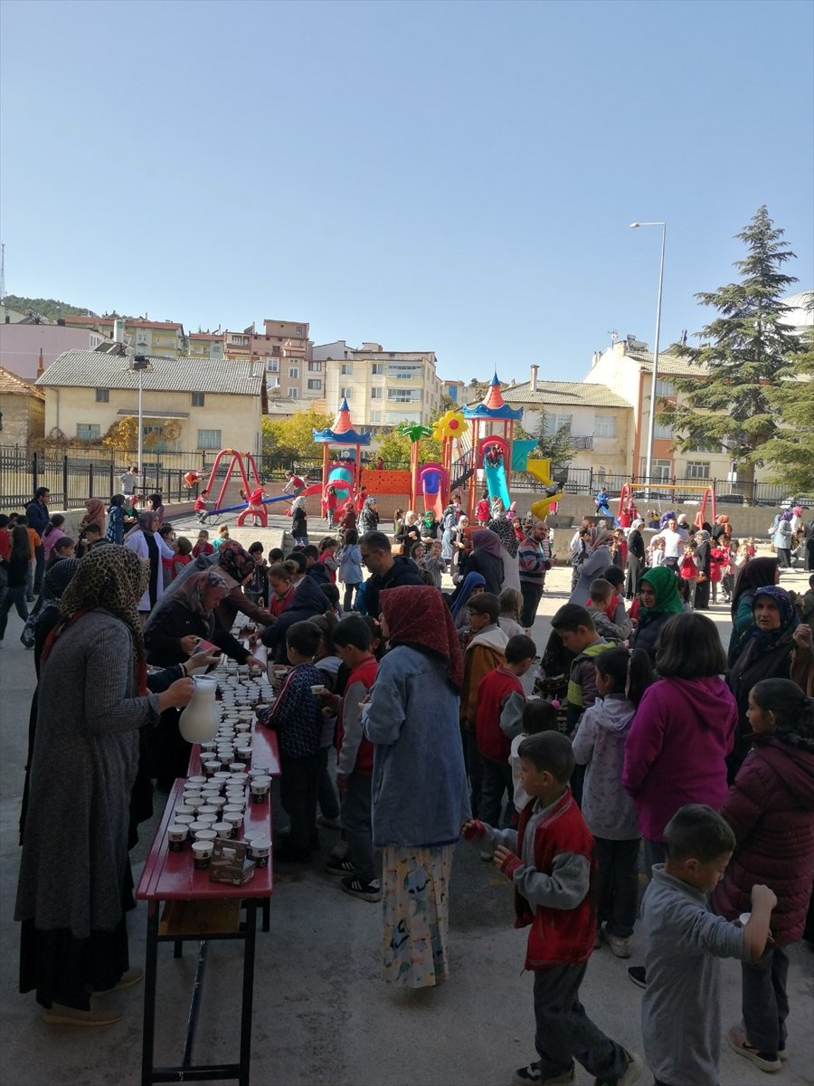 Konya'da öğrenci ve velilere 85 litre sıcak süt dağıtıldı