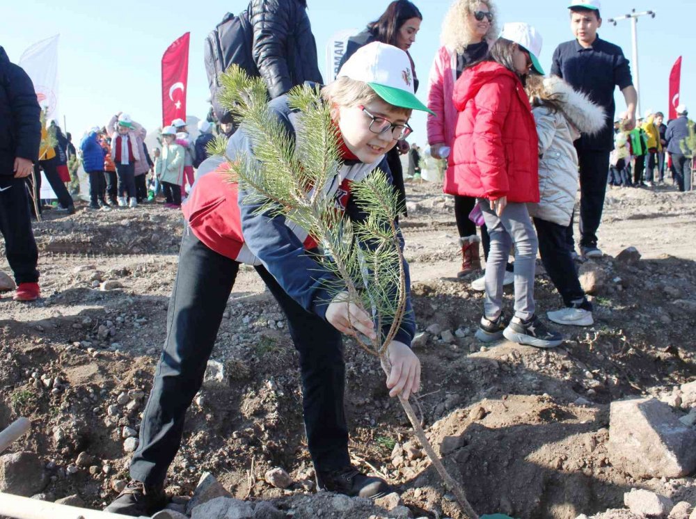 Türkiye Yüzyılına Nefes için Konya’da 70 bin fidan toprakla buluştu