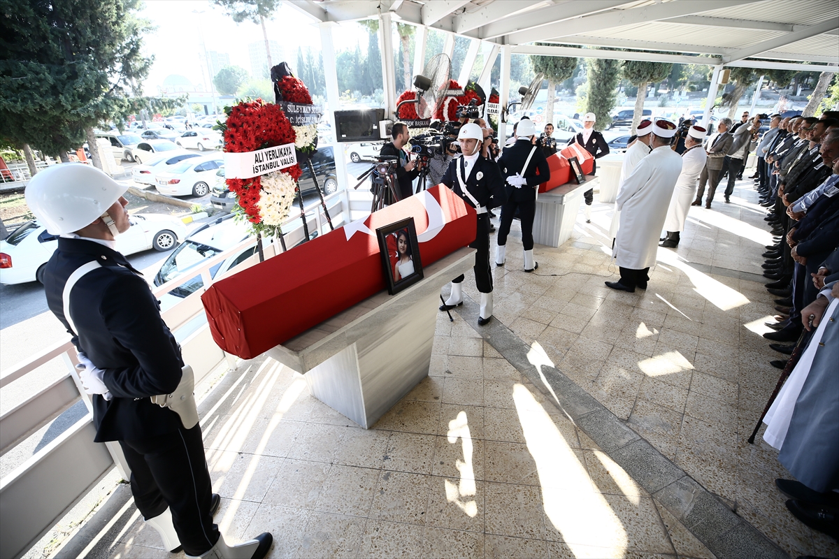 istanbuldaki-saldirida-hayatini-kaybedenler-topraga-veriliyor-002.jpg