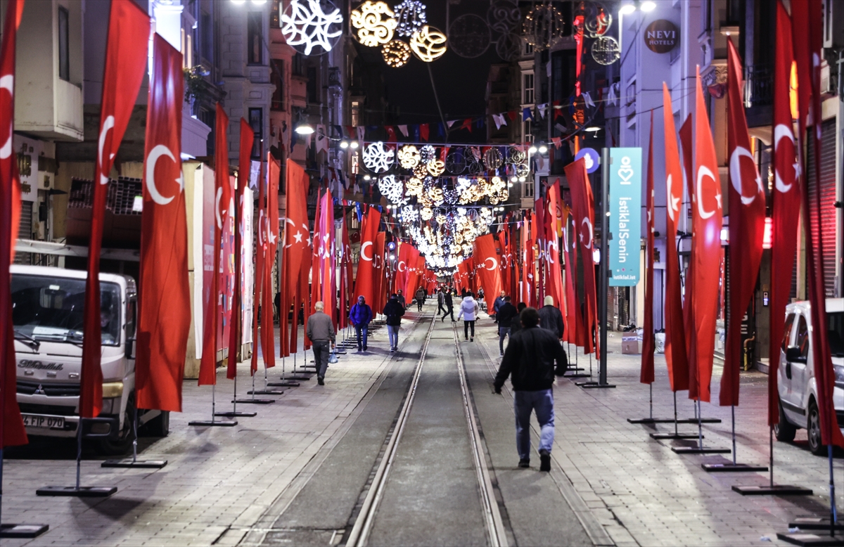 alcak-saldirinin-ardindan-istiklal-caddesindeki-agaclar-kaldiriliyor-3.jpg