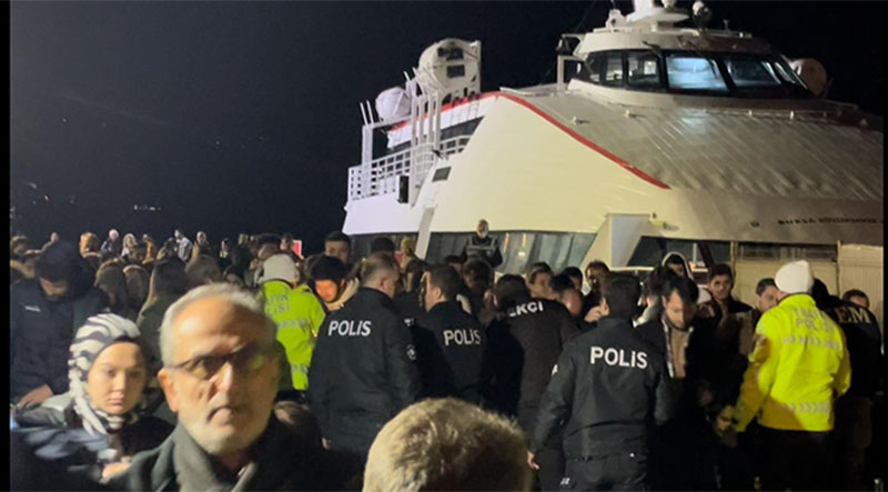 feribotu-kacirdi-bomba-ihbari-yapip-polisi-alarma-gecirdi-002.jpg