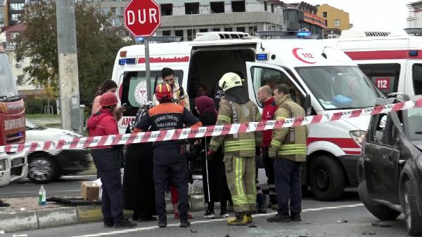 istanbulda-yolcu-minibusu-ile-otomobil-carpisti-3u-cocuk-7-yarali-001.jpg