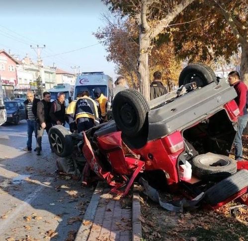 konyada-refujdeki-agaclara-carpan-otomobil-devrildi-2-yarali.jpg