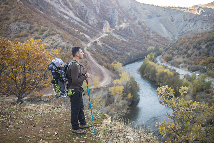 sirtinda-1-yasindaki-ogluyla-tuncelinin-vadilerinde-doga-yuruyusune-cikiyor-001.jpg
