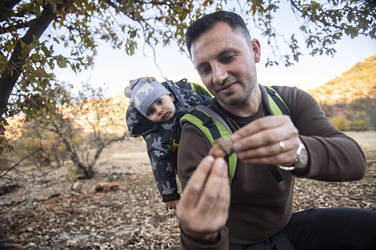 sirtinda-1-yasindaki-ogluyla-tuncelinin-vadilerinde-doga-yuruyusune-cikiyor-002.jpg