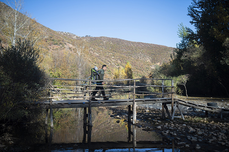 sirtinda-1-yasindaki-ogluyla-tuncelinin-vadilerinde-doga-yuruyusune-cikiyor.jpg