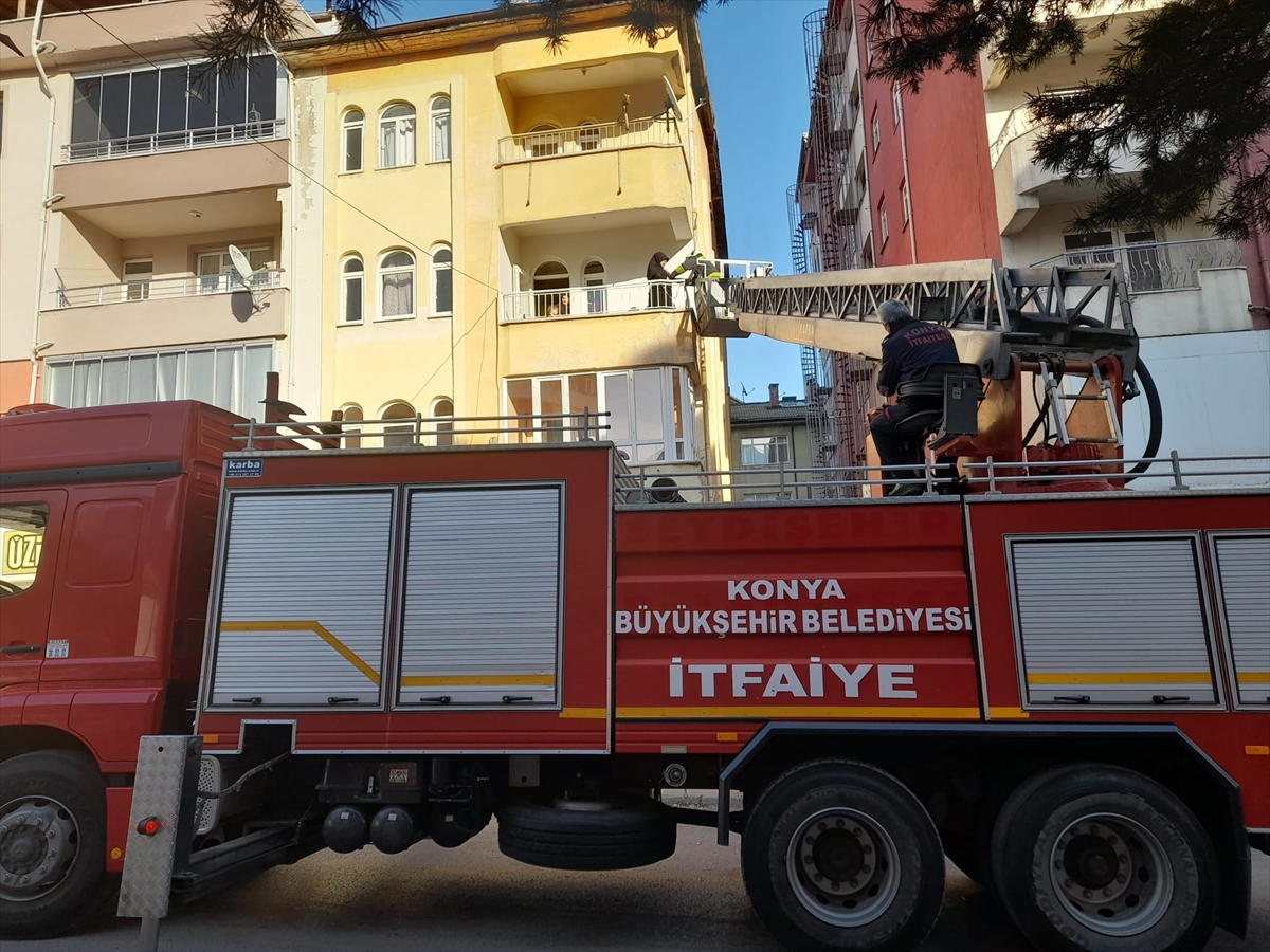 konyada-evde-mahsur-kalan-anne-ve-5-cocugunu-itfaiye-kurtardi-002.jpg