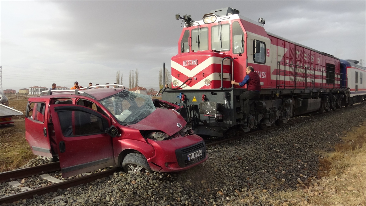 yolcu-treni-hemzemin-gecitte-araca-carpti-surucu-oldu-002.jpg