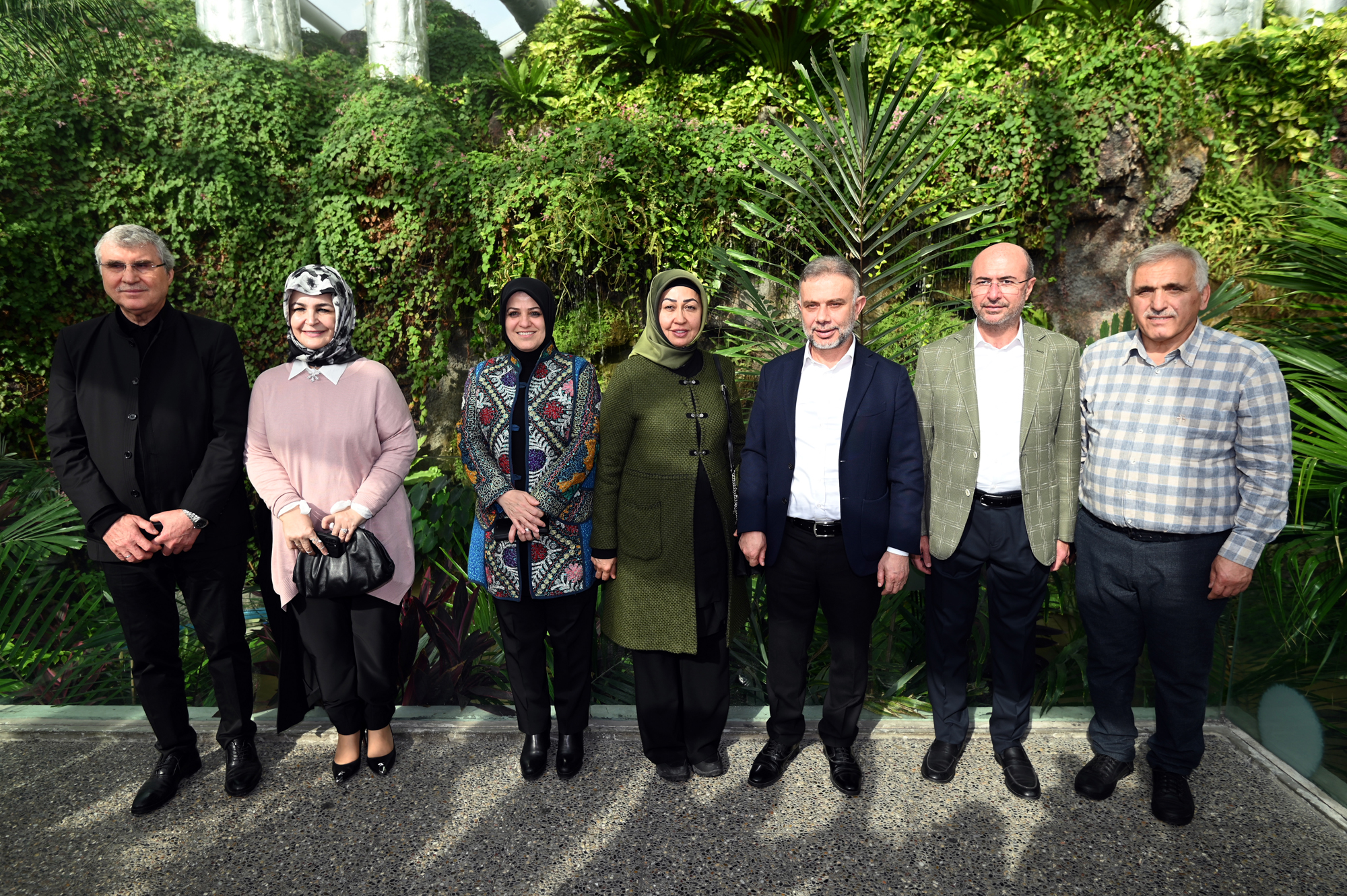 ak-partili-yoneticiler-konya-tropikal-kelebek-bahcesini-gezdi.jpg