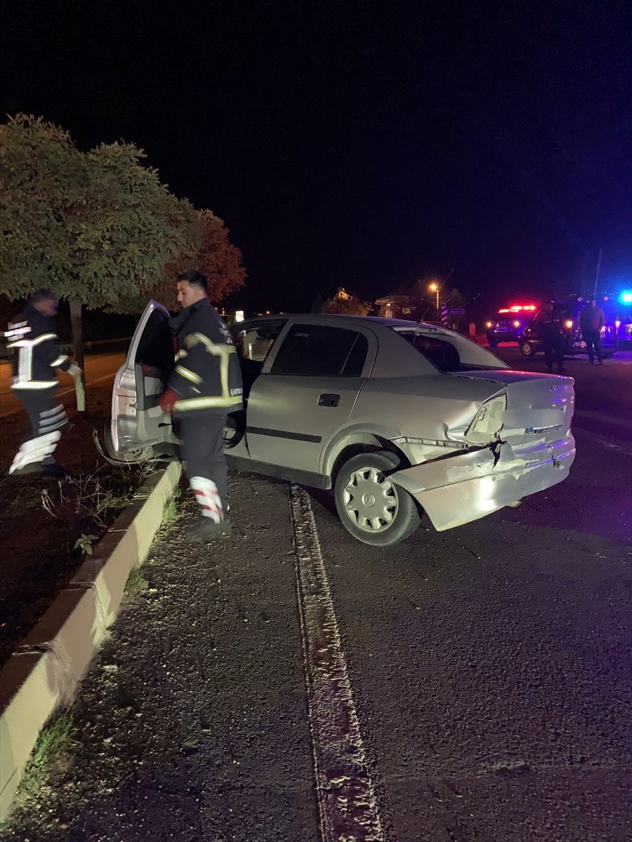 Refüje çarpan otomobildeki 1 kişi öldü, 1 kişi yaralandı