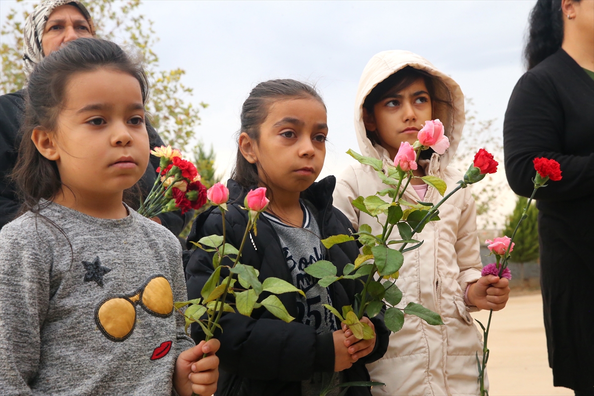 gaziantepte-roketli-saldirida-sehit-olan-aysenur-ogretmen-mezari-basinda-anildi-002.jpg