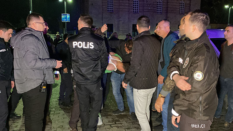 polise-ates-edip-kacmak-isteyen-supheli-bacagindan-vurularak-yakalandi-3-gozalti-002.jpg