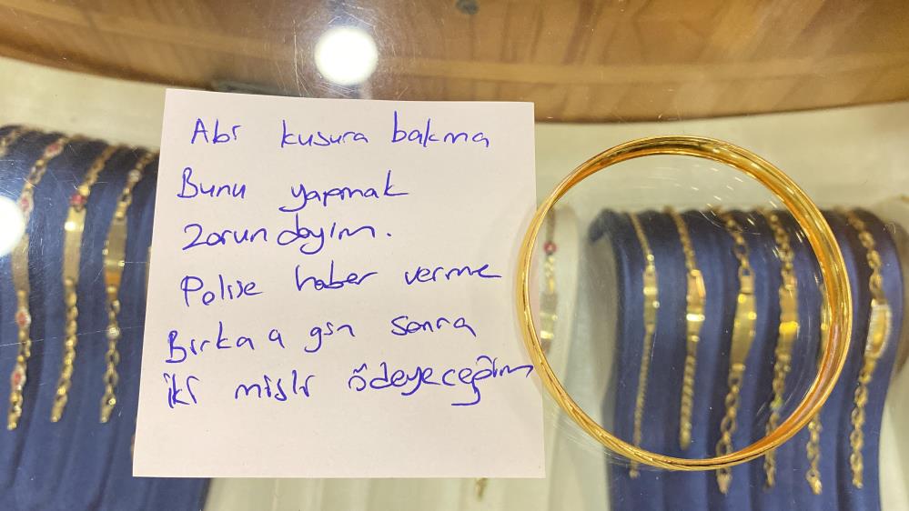 musteri-gibi-geldi-bilezik-caldi-biraktigi-notu-goren-kuyumcu-sikayetci-olmadi.jpg