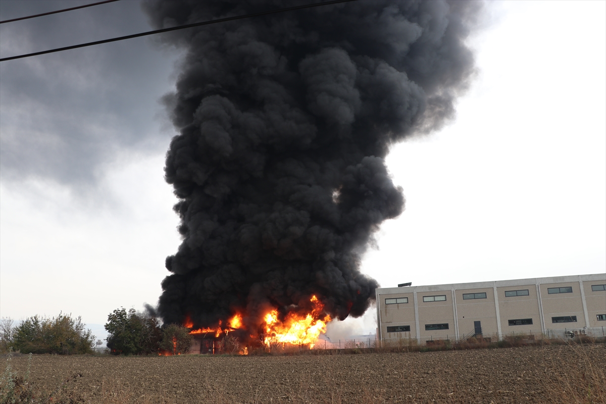 kimya-fabrikasinda-yangin-dumanlar-kentin-bircok-noktasindan-goruluyor-008.jpg
