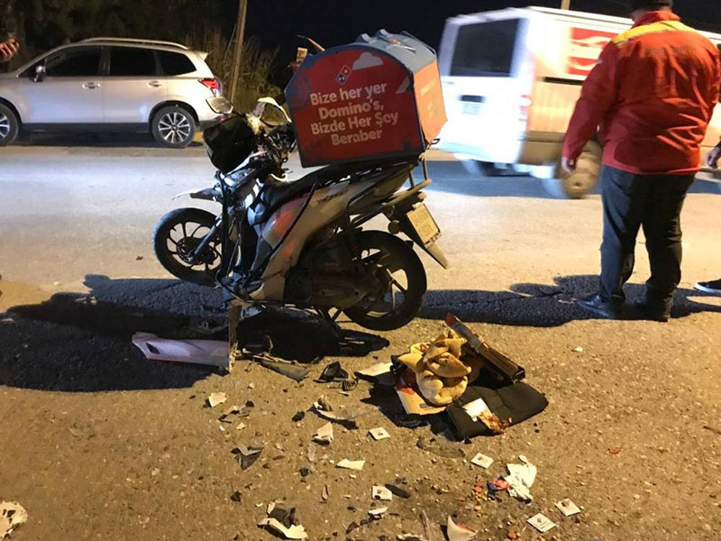 minibus-ile-motosikletin-carpistigi-kazada-kurye-agir-yaralandi-002.jpg