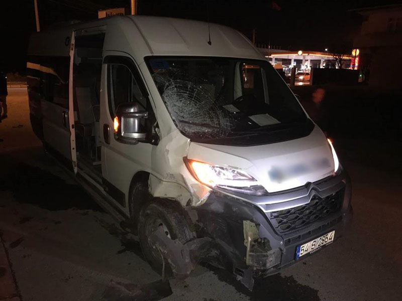 minibus-ile-motosikletin-carpistigi-kazada-kurye-agir-yaralandi.jpg