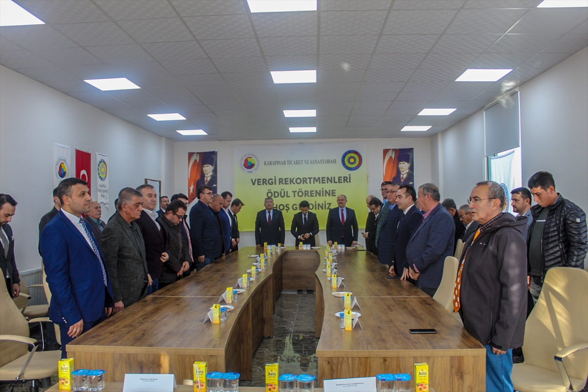 konya-karapinarda-vergi-rekortmenlerine-plaket-verildi.jpg