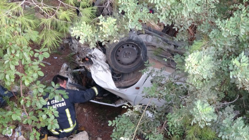 konya-yolunda-otomobil-20-metre-yukseklikten-sarampole-uctu-005.jpg
