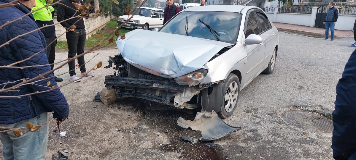 kaza-sonrasi-kontrolden-cikan-arac-babaanne-ile-torununa-carpti-1-olu-1-yarali.jpg