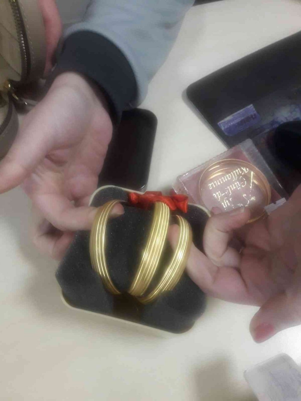 Altın dolu çanta bulan güvenlikçiler bekleneni yaptı