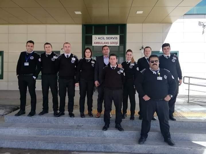 Altın dolu çanta bulan güvenlikçiler bekleneni yaptı