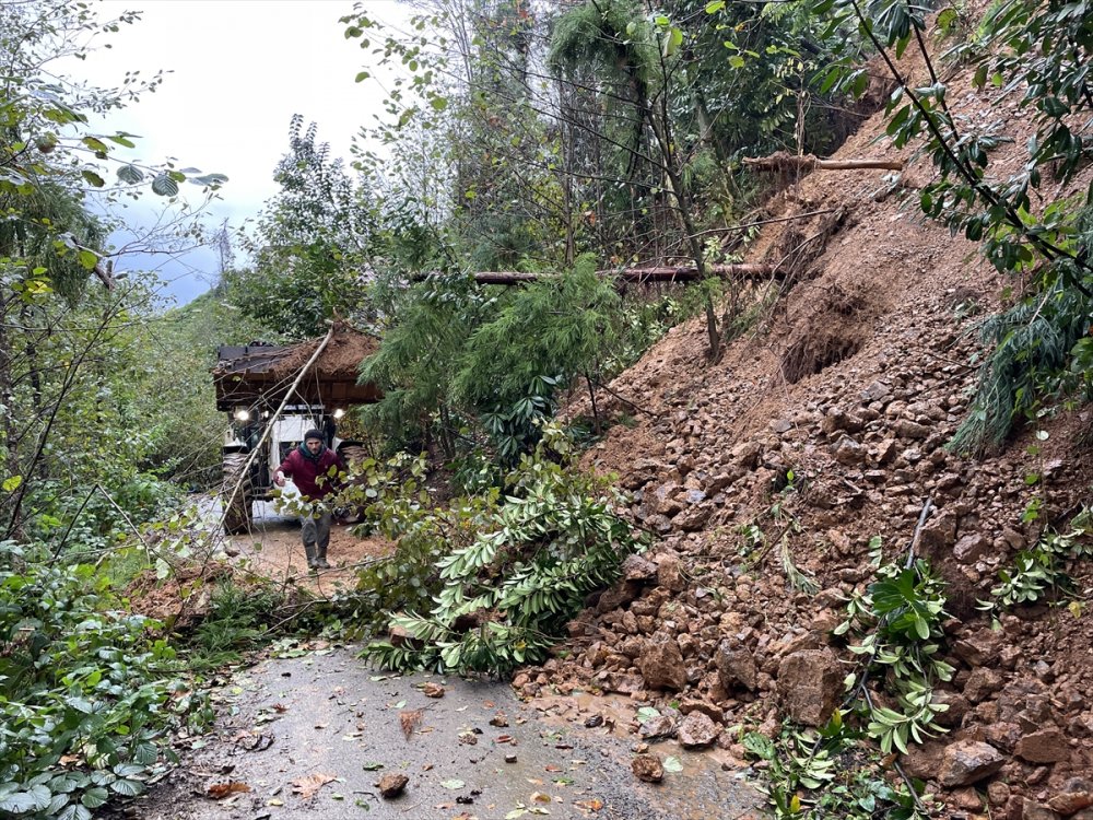 Heyelan nedeniyle 2 köy yolu ulaşıma kapandı