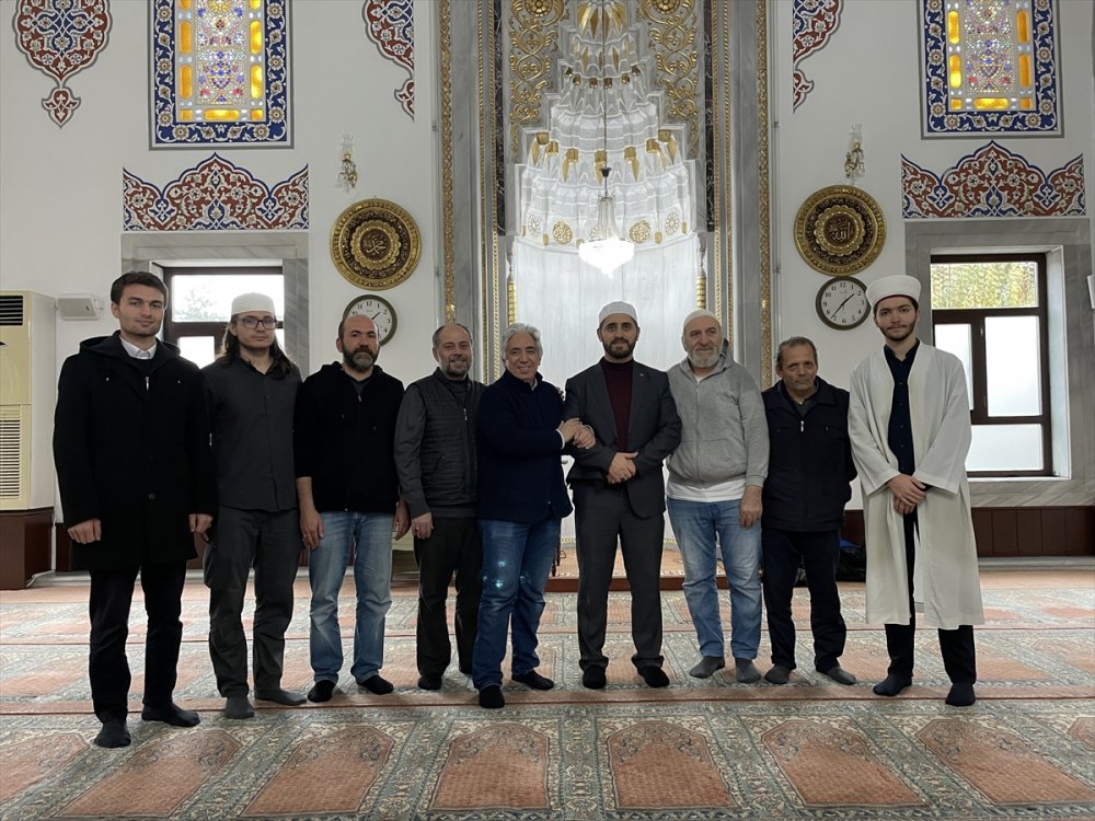 İmam hutbesini müezzin işaret diliyle anlatıyor