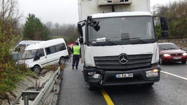 kamyon-ile-askerleri-tasiyan-minibus-carpisti-6-yarali-001.jpg