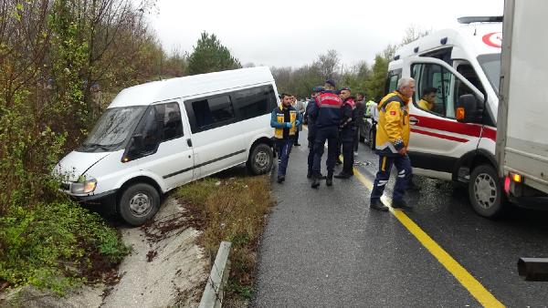 kamyon-ile-askerleri-tasiyan-minibus-carpisti-6-yarali-002.jpg