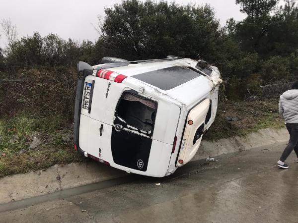 turistleri-havalimanina-goturen-minibus-devrildi-2si-agir-10-yarali-003.jpg