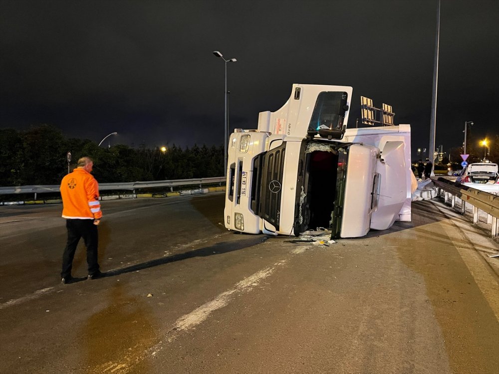 Kağıt yüklü TIR devrildi, sürücü yaralı kurtuldu