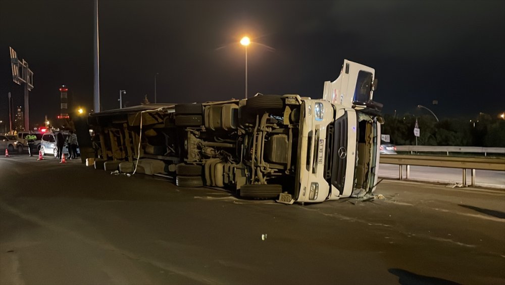 Kağıt yüklü TIR devrildi, sürücü yaralı kurtuldu