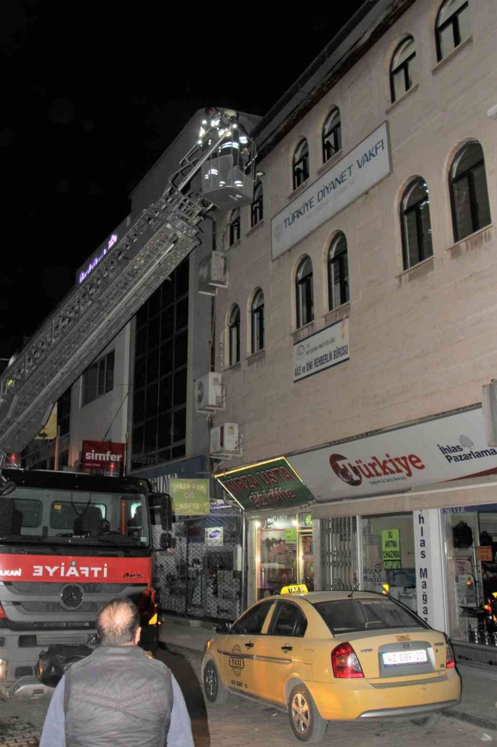 Konya’da itfaiyenin çatıda mahsur kalan kediyle imtihanı