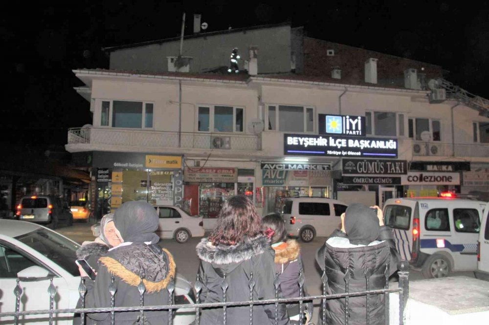 Konya’da itfaiyenin çatıda mahsur kalan kediyle imtihanı