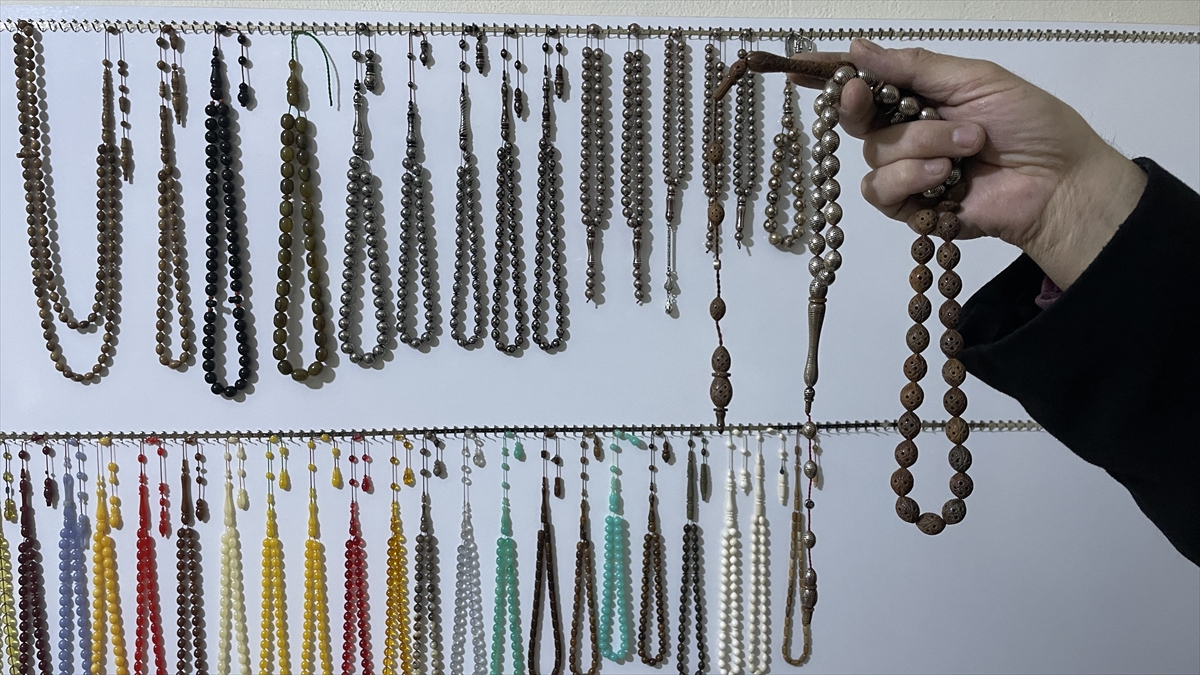 konyali-hayati-givraklar-55-metrekare-dukkaninda-27-yildir-mevlevi-tespihi-yapiyor-002.jpg