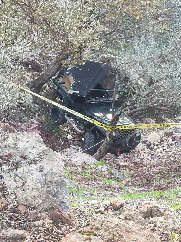 kazadan-yarali-kurtuldu-aractan-cikarken-dusen-kayanin-altinda-oldu.jpeg