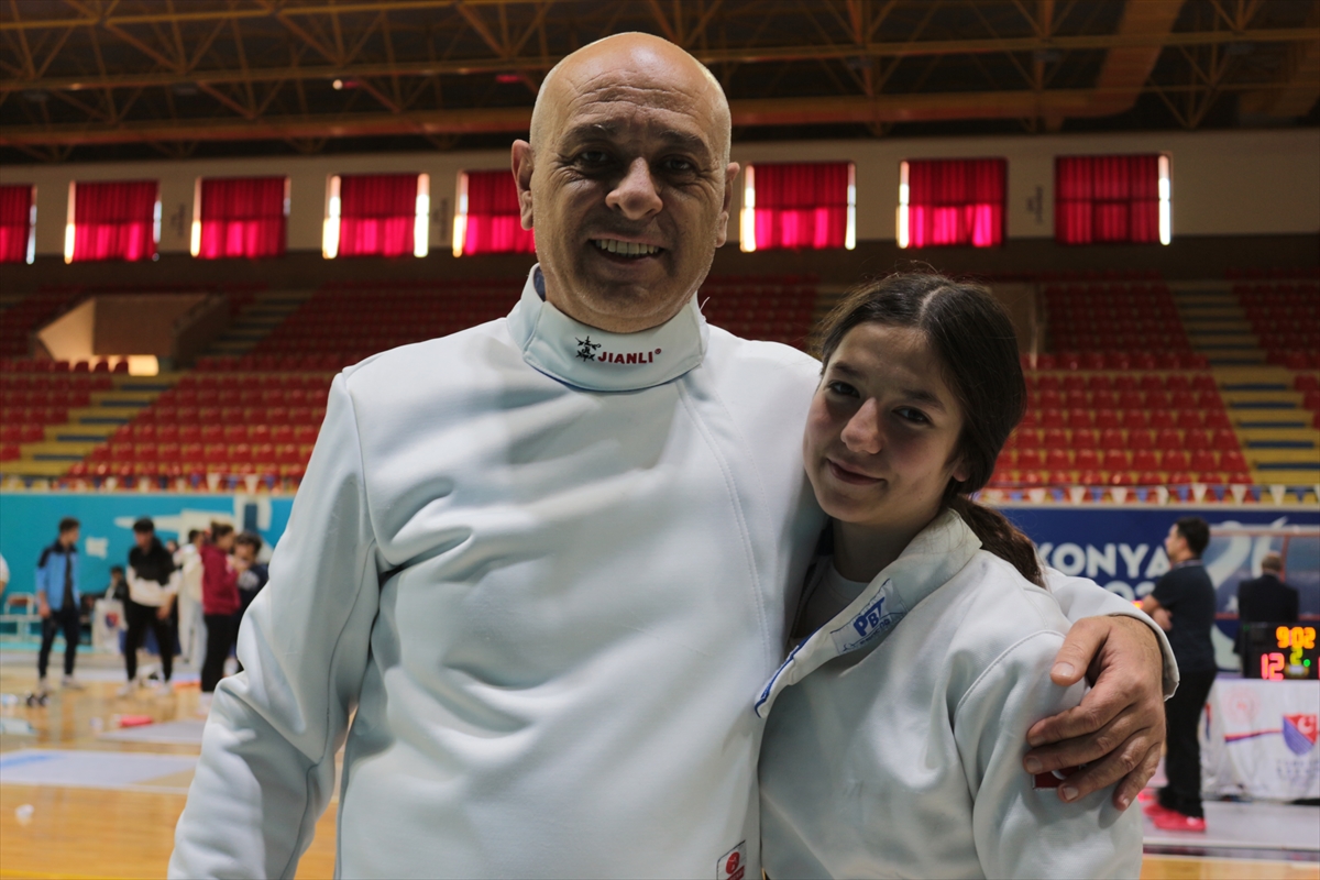 konyali-53-yasindaki-baba-irfan-eken-kizindan-etkilenip-eskrime-basladi-001.jpg