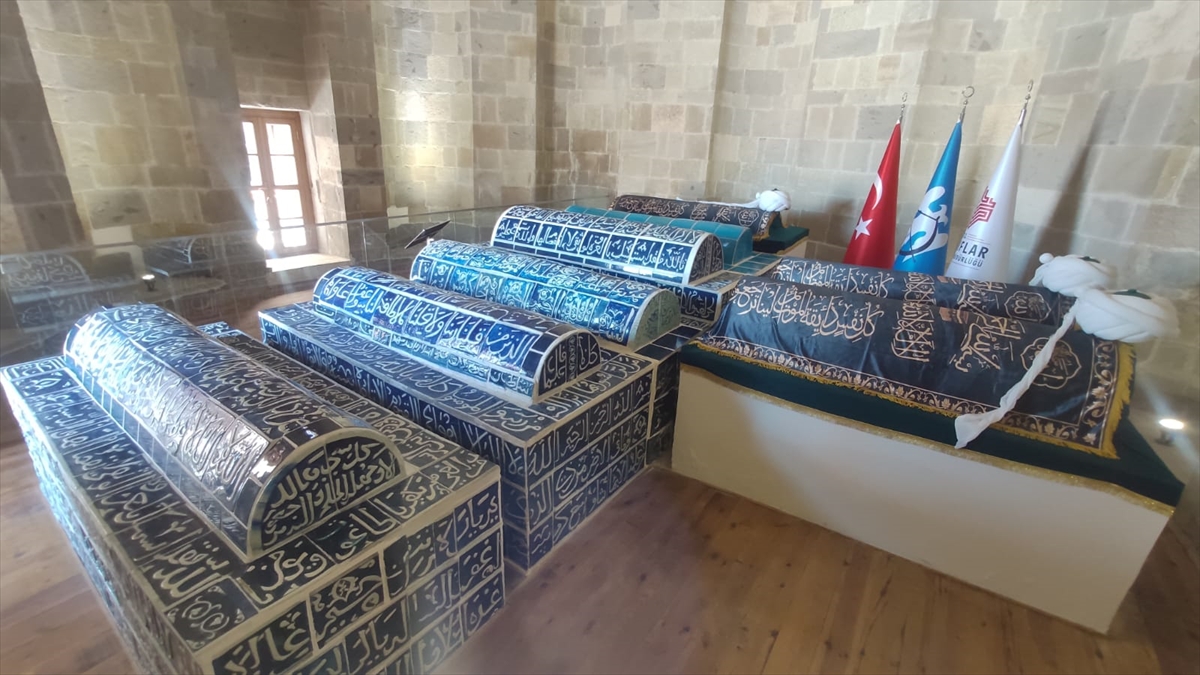 konyada-sultanlar-turbesi-seb-i-arus-haftasinda-ziyaret-edilebilecek-001.jpg