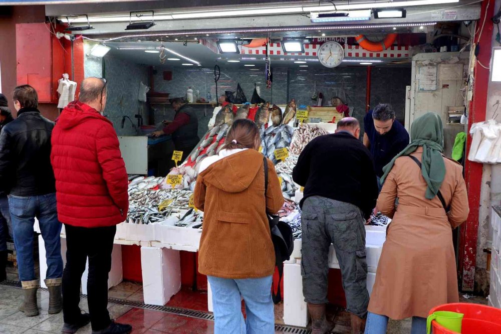 Balık tezgahlarında en çok ilgiyi 30 - 40 liraya satılan hamsi görüyor