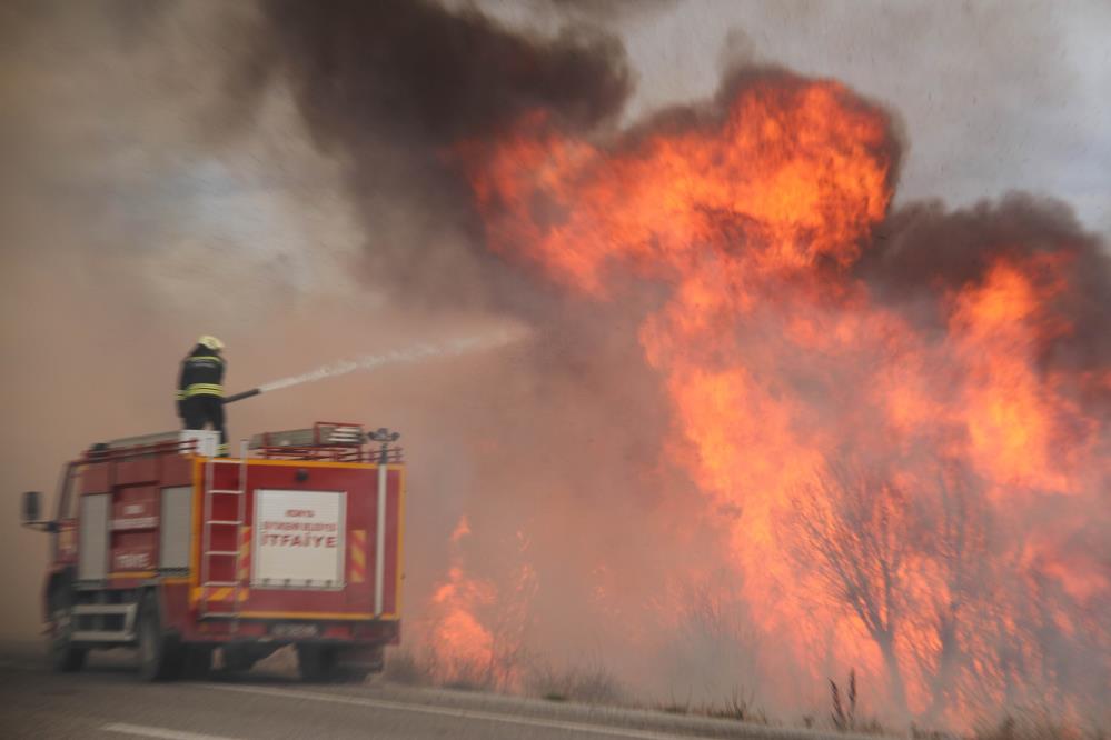 beysehir-golu-kiyisinda-yangin-cok-sayida-ekip-mudahale-ediyor.jpg