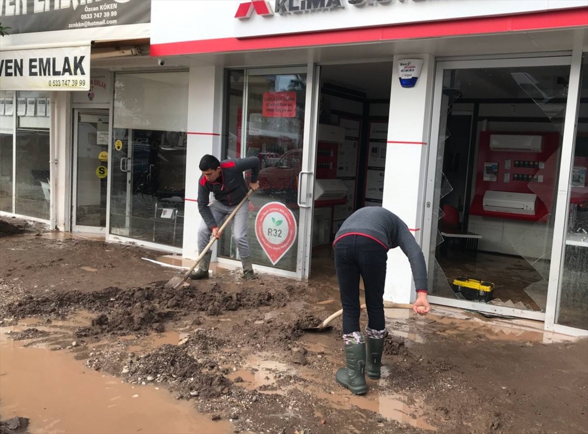 bir-ilimizde-kuvvetli-yagmur-sele-neden-oldu-ev-ve-is-yerlerini-su-basti-004.jpg