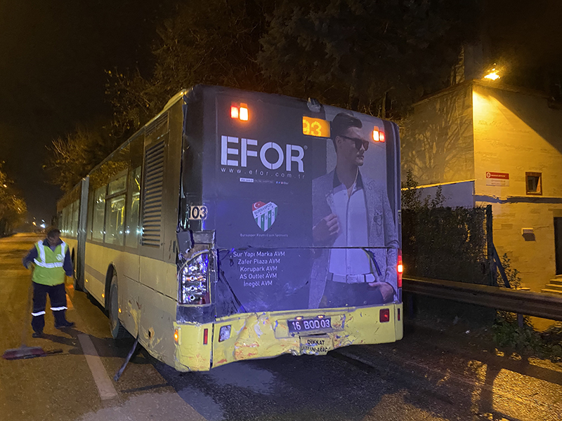 kontrolden-cikan-otomobil-belediye-otobusune-carpti-1-olu-005.jpg