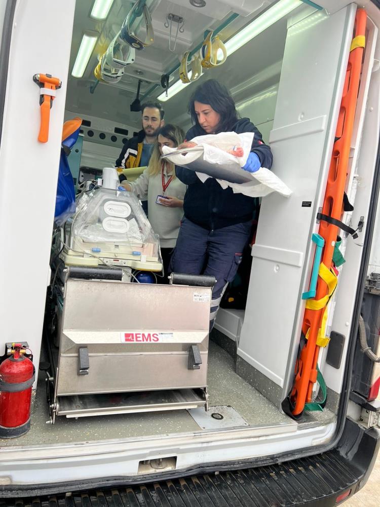 kalp-yetmezligi-hastasi-iki-gunluk-bebek-ambulans-ucakla-konyaya-getirildi.jpg