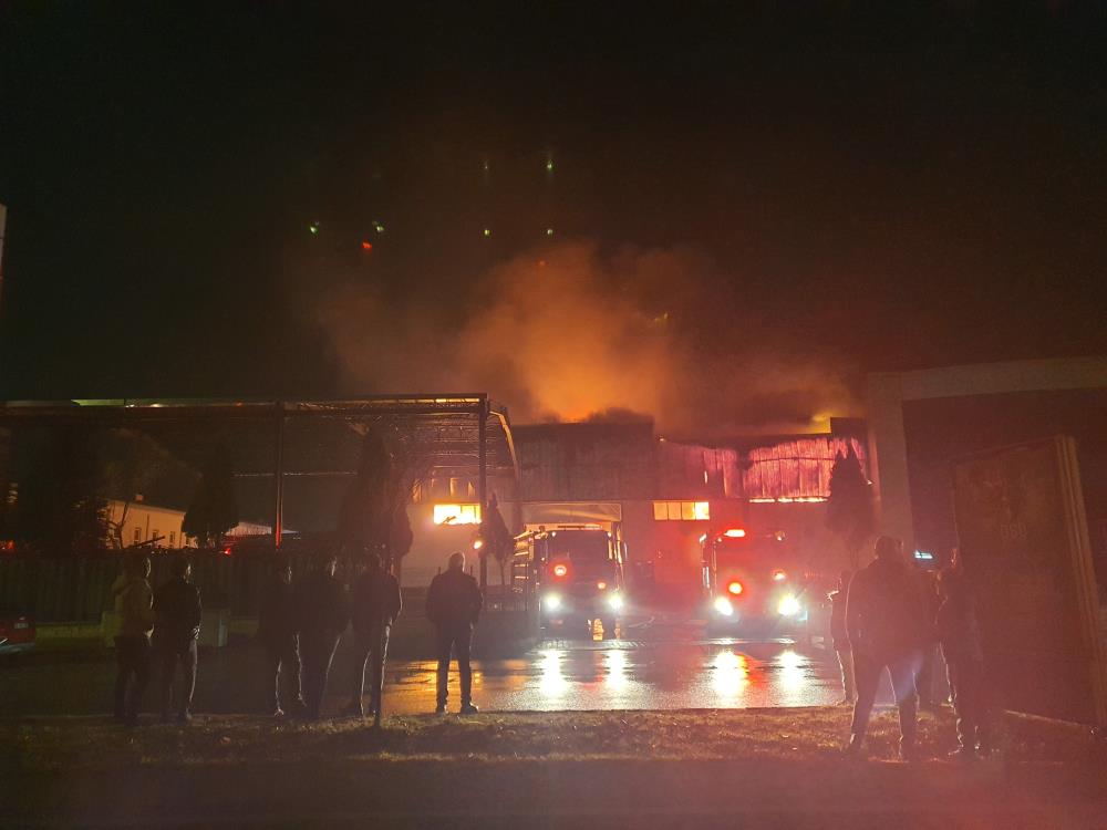 son-dakika-osbdeki-celik-kapi-fabrikasinda-korkutan-yangin.jpg