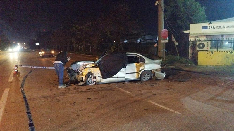 feci-kaza-otomobil-duvara-carpip-takla-atti-2-olu-002.jpg