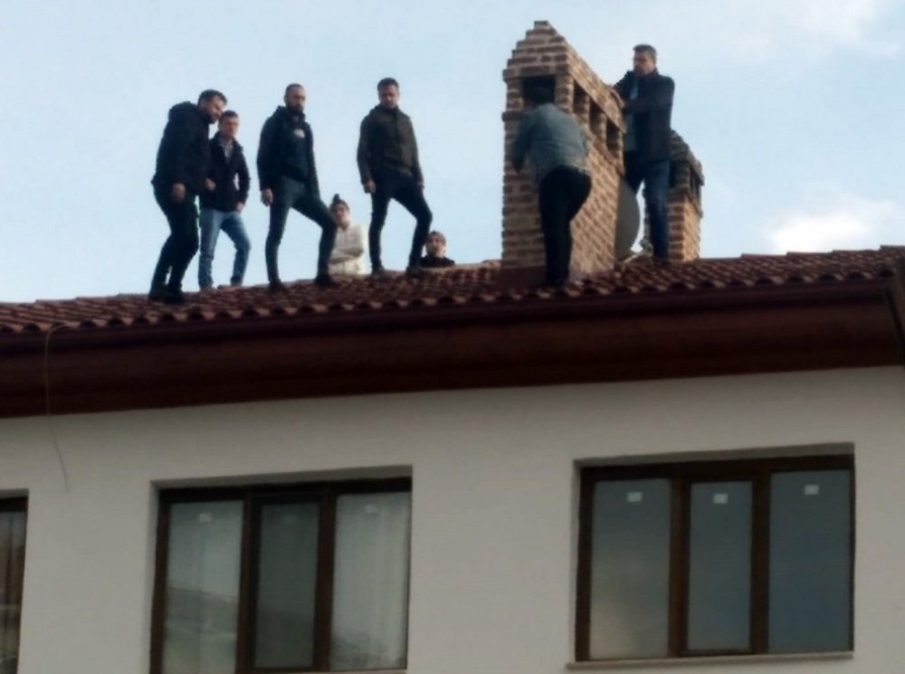 Konya'da hareketli anlar! Elinde benzinle çatıya çıktı